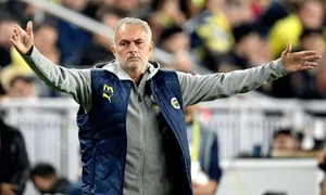 Mourinho chấn thương vì va chạm với học trò Mourinho chấn thương vì va chạm với học trò