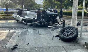 Tesla Cybertruck lật sau tai nạn, ba người kẹt trong xe Tesla Cybertruck lật sau tai nạn, ba người kẹt trong xe