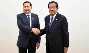 Chủ tịch Quốc hội gặp Chủ tịch Thượng viện Hun Sen và Thủ tướng Hun Manet