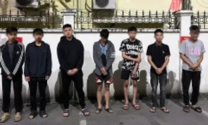 Tám thanh niên tấn công, quay video phá xe của người đi đường Tám thanh niên tấn công, quay video phá xe của người đi đường