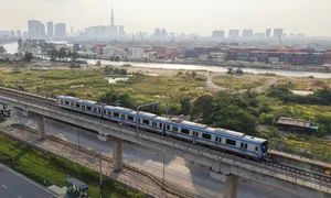 Chồng đi làm bằng metro, vợ vẫn xe máy để tiện đưa con đi học