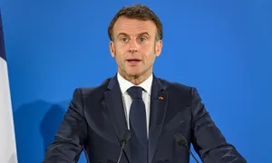 Thách thức chồng chất với ông Macron khi Thủ tướng bị phế truất