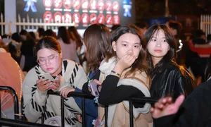 Hàng trăm người bám hàng rào 'đu' concert Anh Trai Say Hi